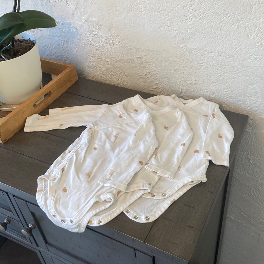 Little planets by Carter’s undershirts 9M